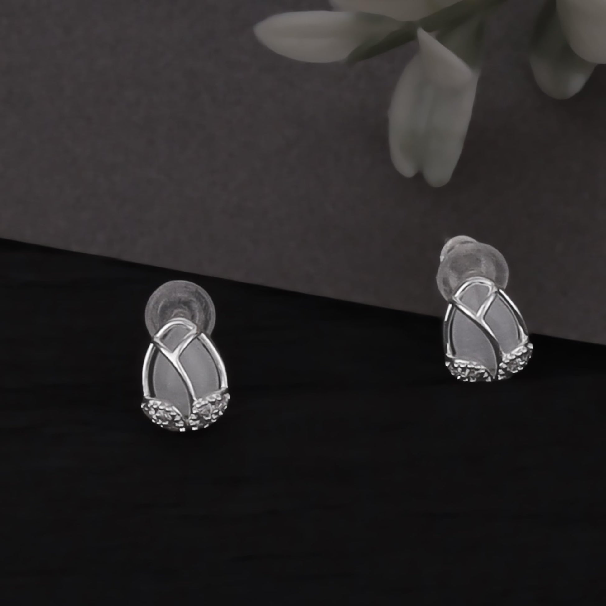 Saloni Fashion Jewellery Pleasant Oval Shape Silver Plated Stud Earring For Women