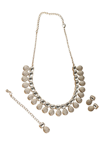 Saloni Fashion Jewellery Stylish Oval Shape White Kundan Stone Antique Gold Plated Brass Choker Necklace Set with Maang Tikka For Women and Girls
