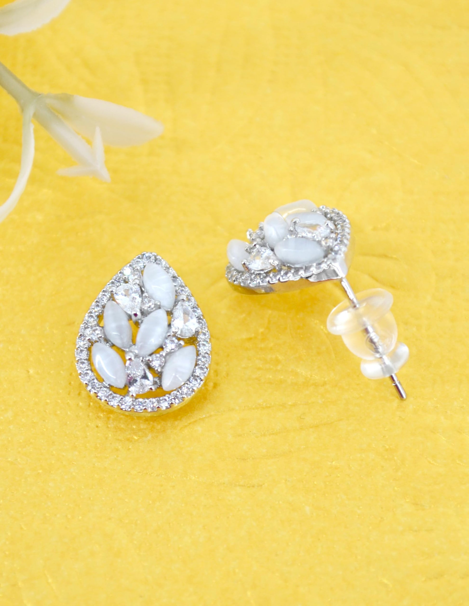 Saloni Fashion Jewellery Modern Oval Shape Kundan Brass Silver Plated Stud Earring For Women and Girls