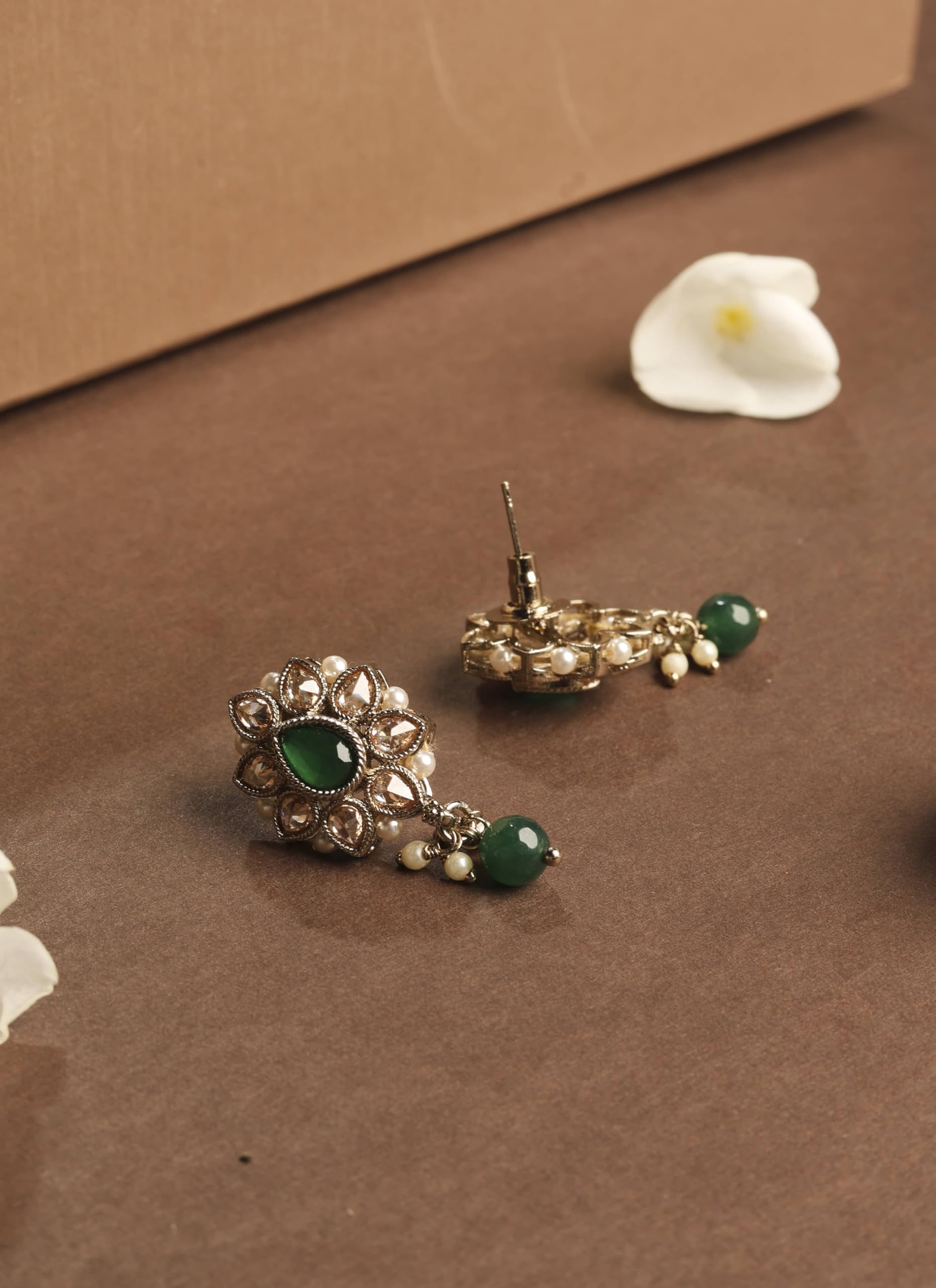 Saloni Fashion Jewellery Marvellous Flower and Oval Shape Green Kundan Stone Antique Gold Plated Choker Necklace Set with Maang Tikka For Women and Girls