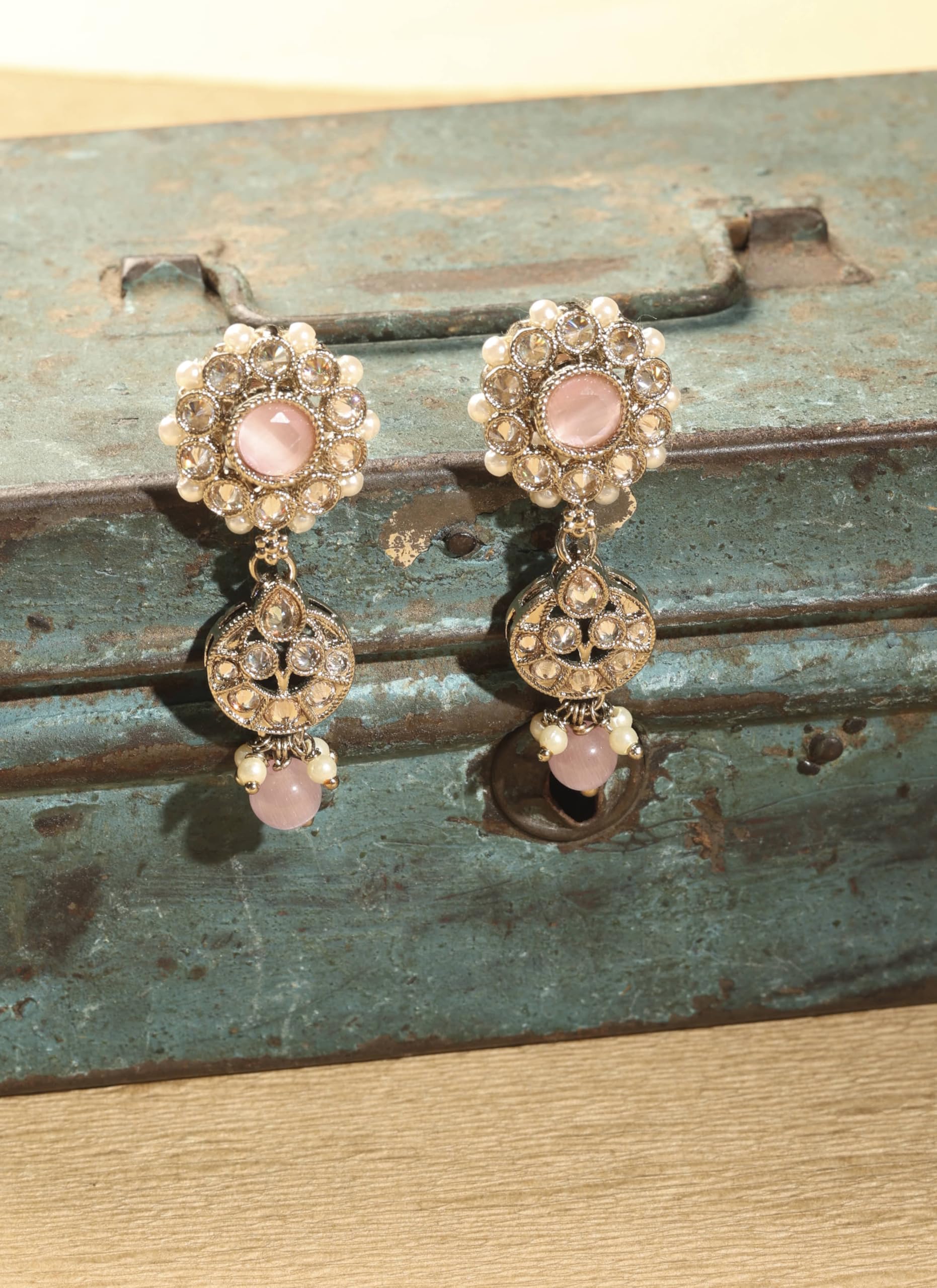 Saloni Fashion Jewellery Modern Flower and Round Shape Pink Kundan Stone Antique Gold Plated Choker Necklace Set with Maang Tikka For Women and Girls