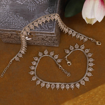 Saloni Fashion Jewellery Traditional Oval and Flower Design Gold Plated Set of 2 Anklet(Payal) For Women