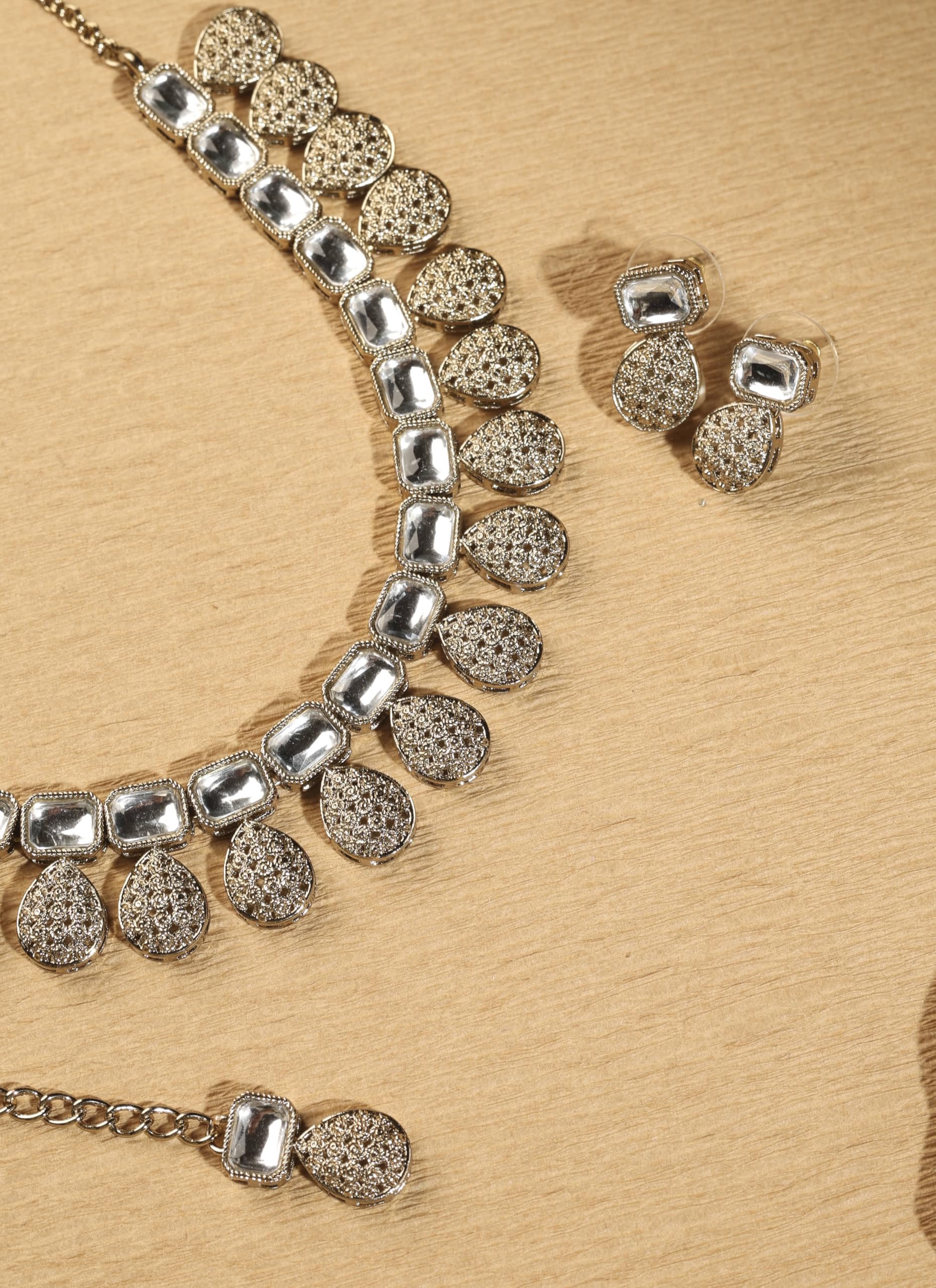 Saloni Fashion Jewellery Stylish Oval Shape White Kundan Stone Antique Gold Plated Brass Choker Necklace Set with Maang Tikka For Women and Girls