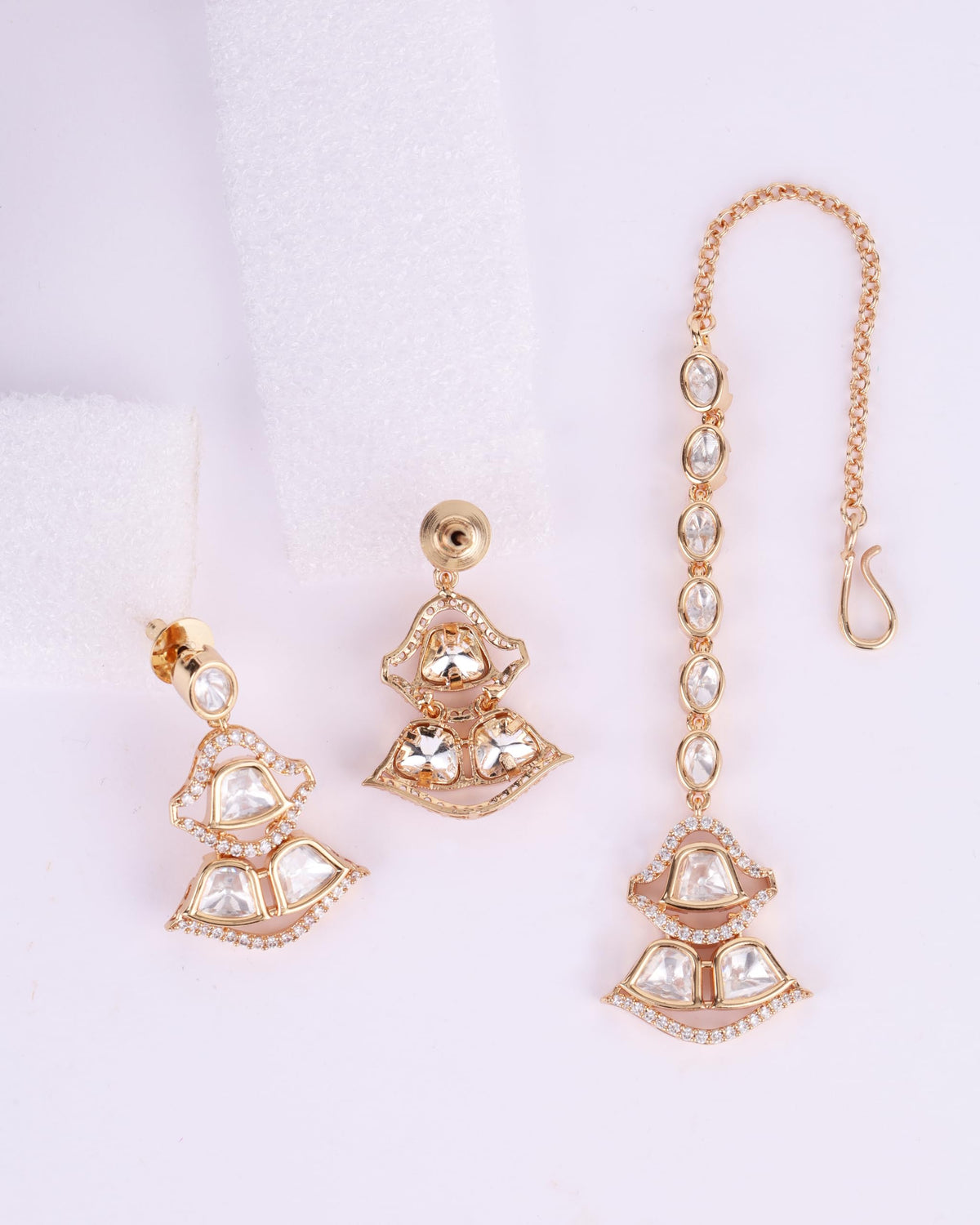 Saloni Fashion Jewellery Circle and Triangle Shape Uncut Kundan Stone Antique Gold Plated Brass Choker Necklace Set with Maang Tikka For Women and Girls
