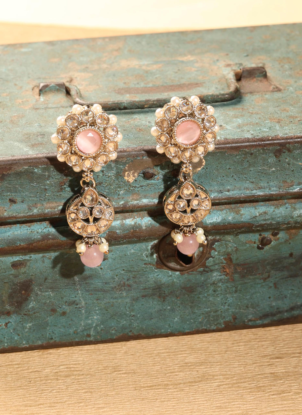 Saloni Fashion Jewellery Flower and Round Shape Pink Kundan Stone Antique Gold Plated Choker Necklace Set with Maang Tikka For Women and Girls