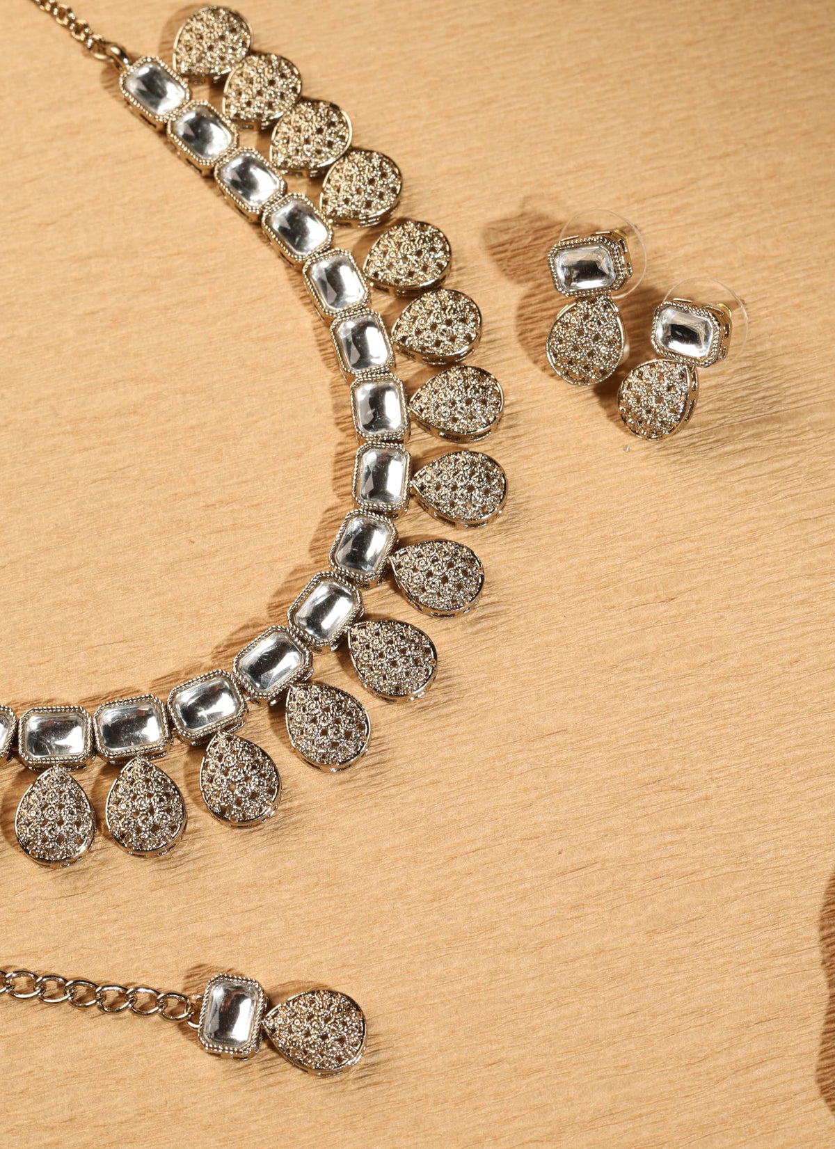 Saloni Fashion Jewellery Oval Shape White Kundan Stone Antique Gold Plated Brass Choker Necklace Set with Maang Tikka For Women and Girls
