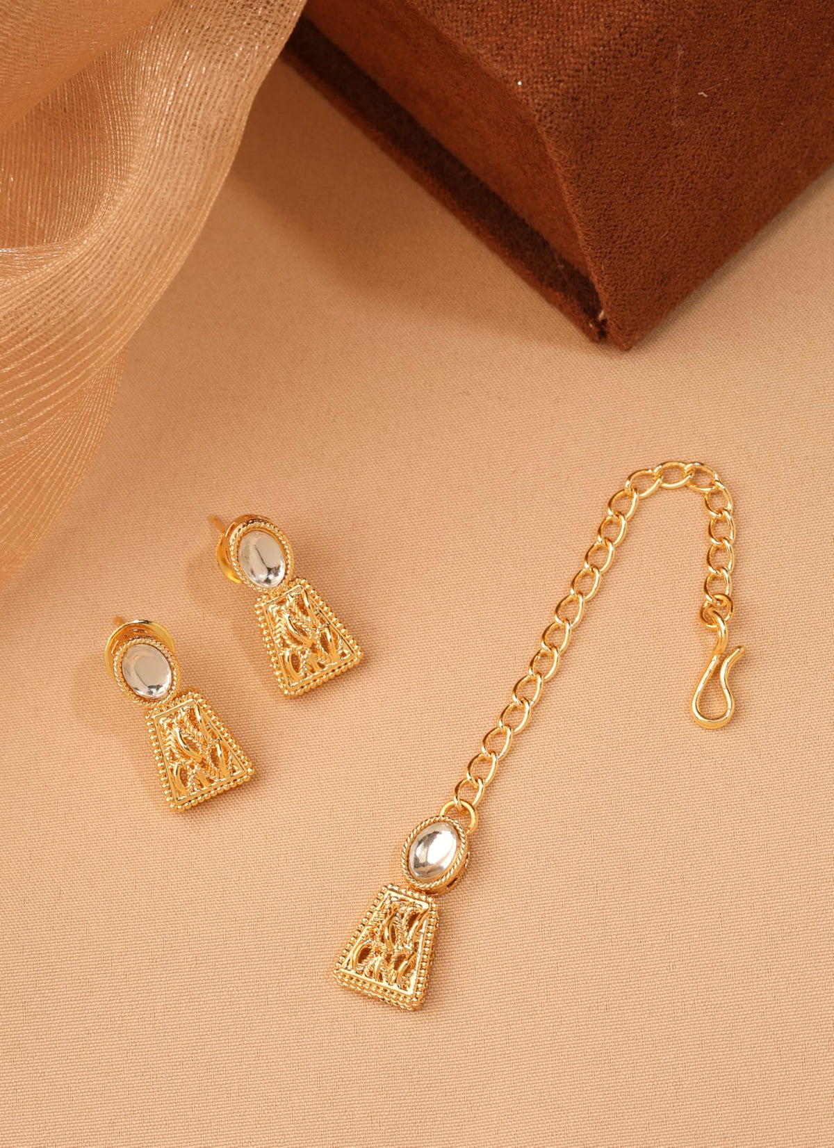 Saloni Fashion Jewellery Square Shape Gold Kundan Stone Gold Plated Brass Choker Necklace Set with Maang Tikka For Women and Girls